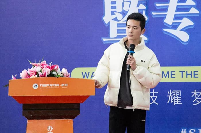 <b>成功学子蔡宇文荣归母校</b>