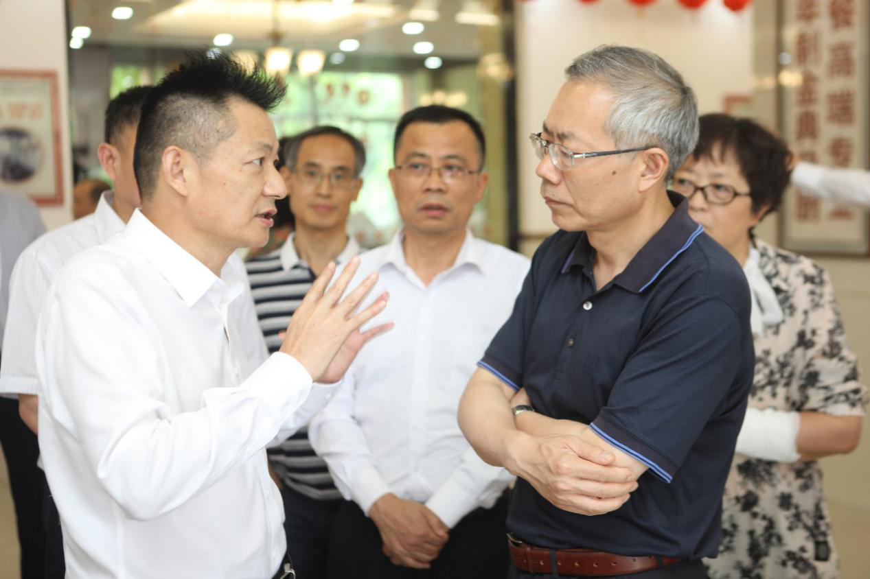 <b>人社部副部长汤涛肯定新华教育集团办学实力</b>