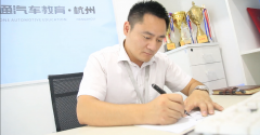 <b>校感动人物|他与万通风雨同行，同舟并济</b>