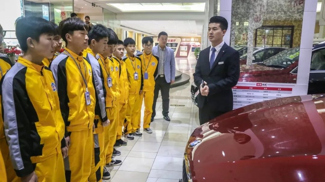 你以为我们只在学校里学习汽修?错了!